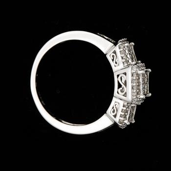 RING, 14k vitguld med 12 prinsesslipade diamanter samt flera små briljantslipade diamanter. Vikt ca 4,7 gram.
