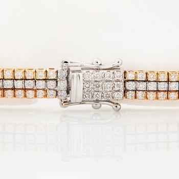 An 18K gold bracelet set with round brilliant-cut diamonds.