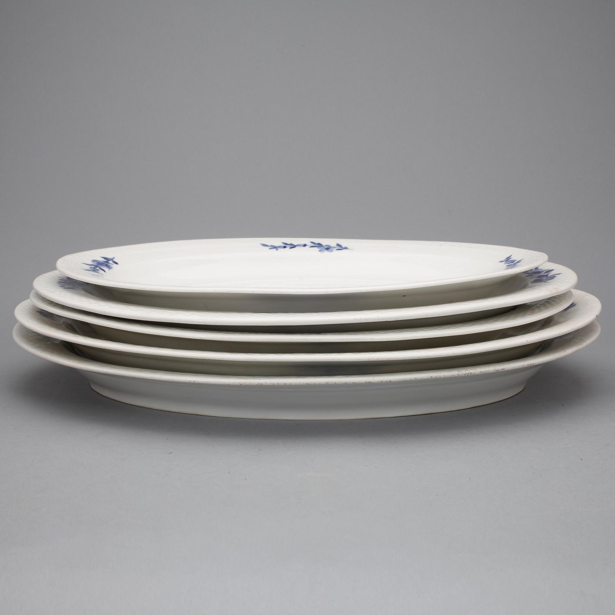 SERVISDELAR, ca160+8 delar, porslin, "Blå blomst", Royal Copenhagen, 1900-tal.