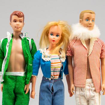 a set of 11 Barbiedolls and a collectors book ("Barbie her life & times" by Billyboy, 1987), Mattel 1960's-70's.