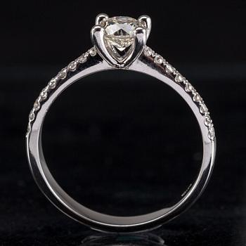 RING, 18K vitguld, diamanter tot. 0,75 ct. Vikt 3,0 g.