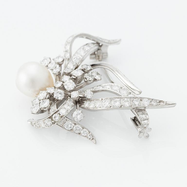 Brosch platina med en pärla och runda briljant- och åttkantslipade diamanter, design Henrik Bolin, W.A. Bolin.