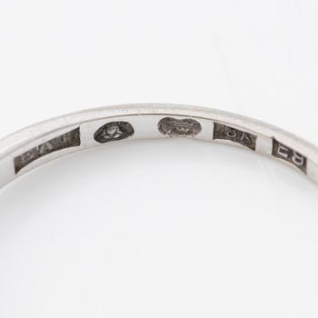 Ring in 18K white gold with three brilliant-cut diamonds.
