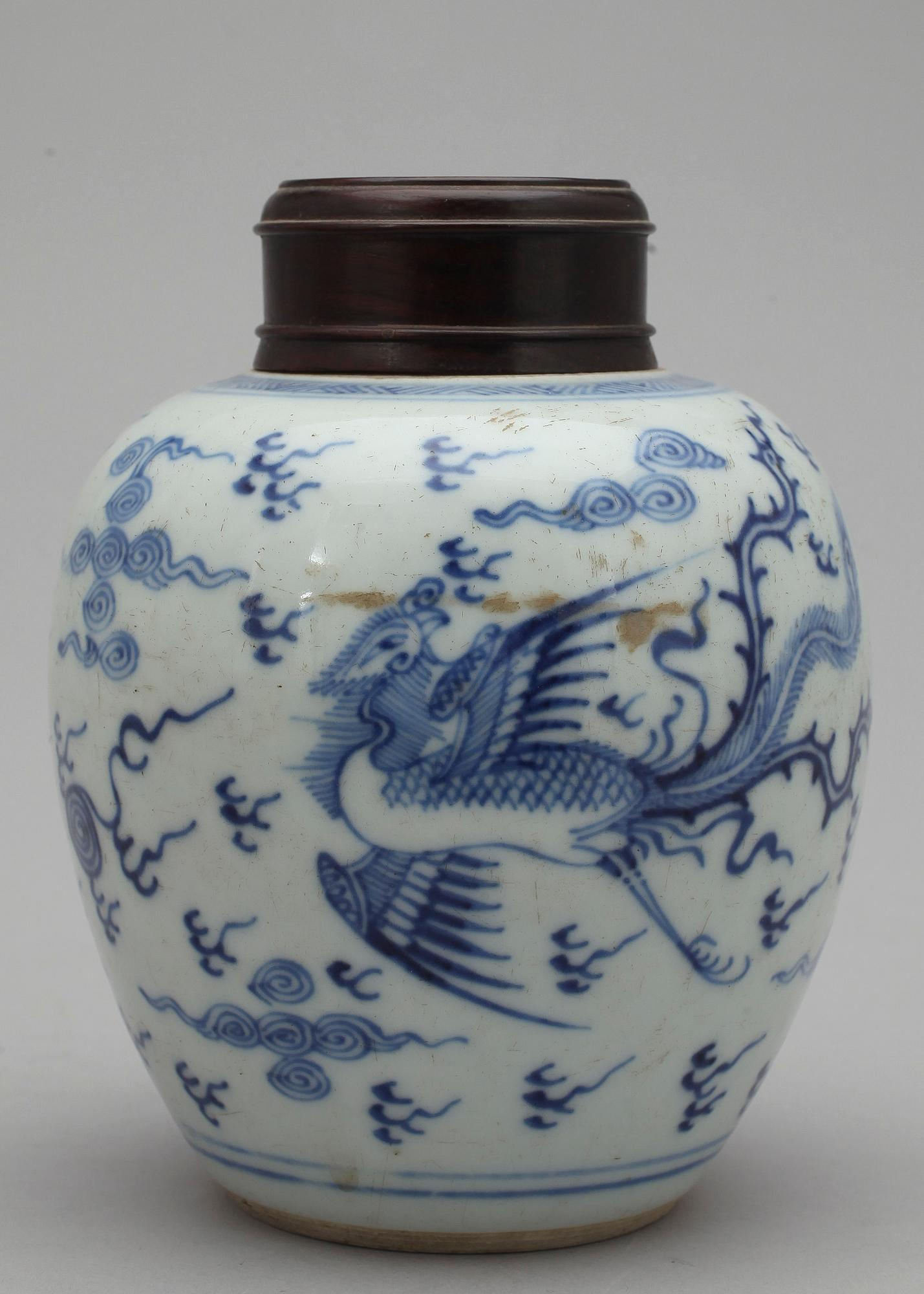 FIGURIN, KRUKA samt VAS, porslin, Kina 1900-tal.