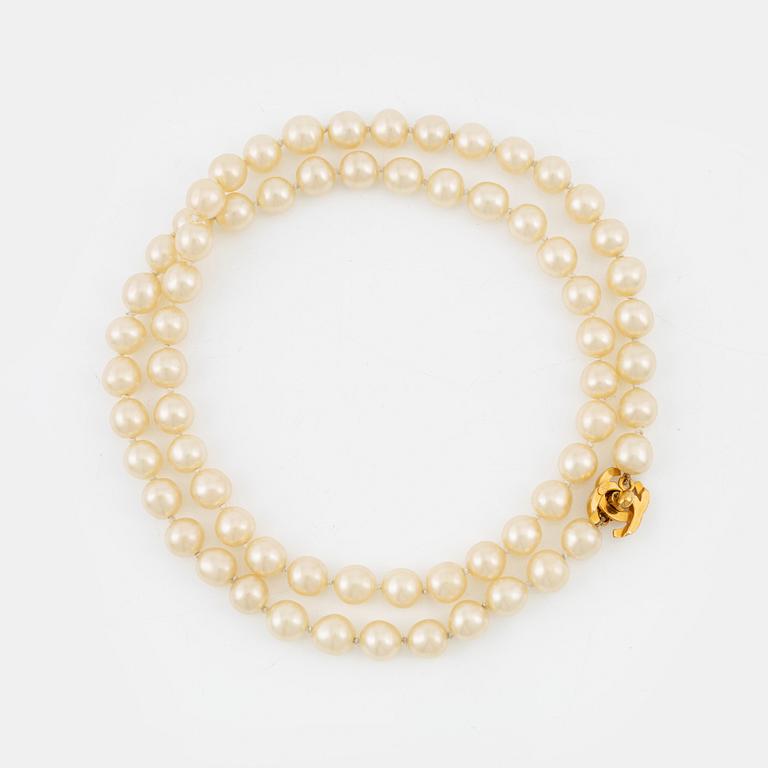Chanel, a imitation pearl necklace with gold plated CC-turnlock, 1996.