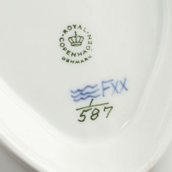 MATSERVISDELAR, 49 st, porslin, "Musselmalet", Royal Copenhagen, 1900-talets andra hälft.