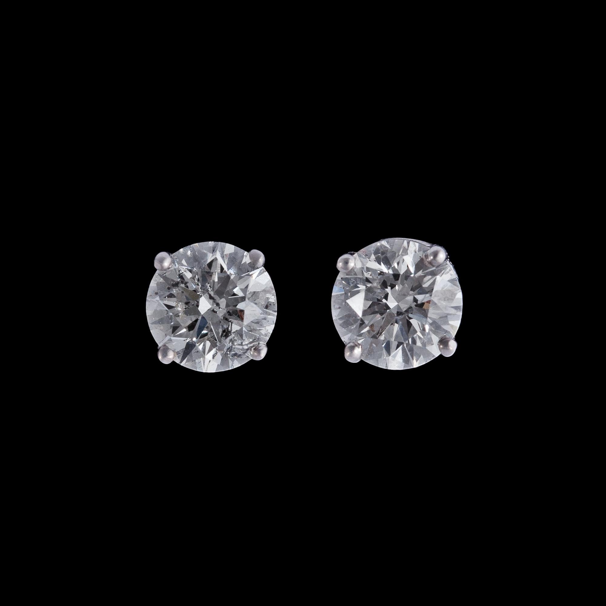 ÖRHÄNGEN, vardera briljantslipad diamant, ca 0.95 ct/ st.