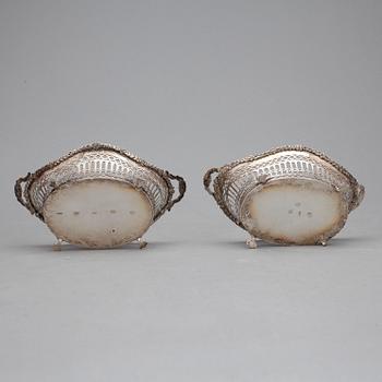 KORGAR, ett par, silver, Kina, 1800/1900-tal. Total vikt ca 191 g.