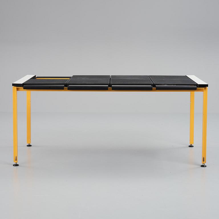 Skrivbord, lackerad metall, 1900-talets andra hälft.