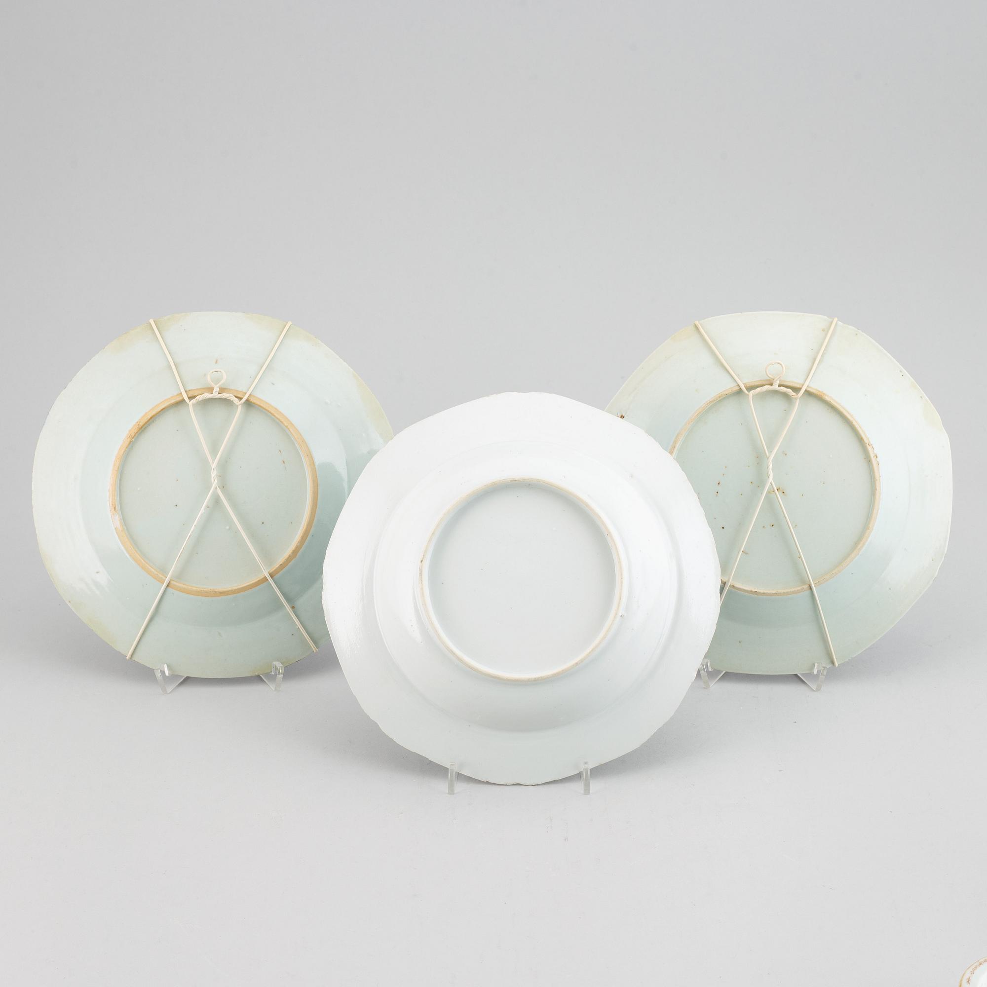 A group of nine blue and white and famille rose export porcelain objects, Qing dynasty, 18th/19th century.