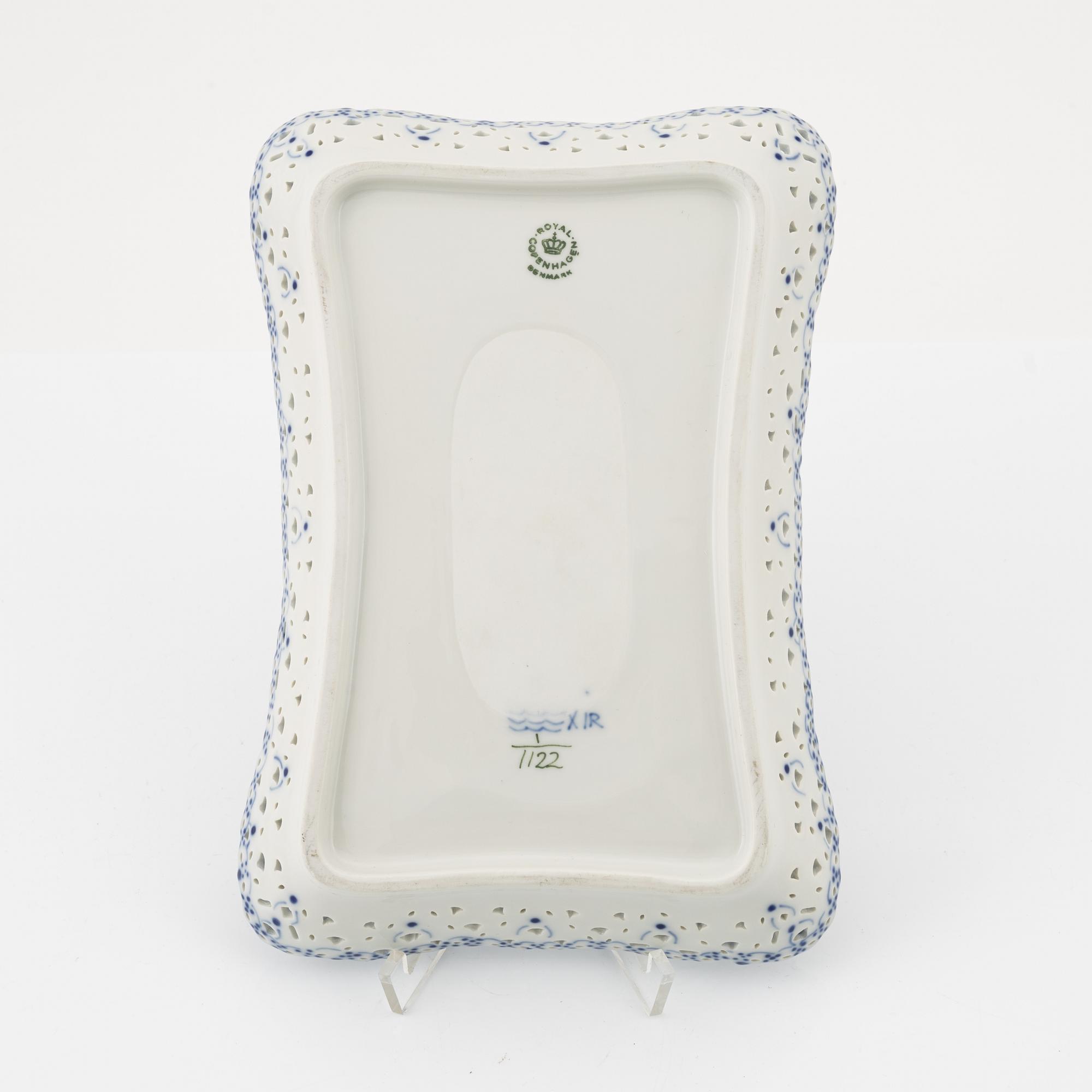 Royal Copenhagen, gallerfat, porslin, "Musselmalet helblond", Danmark, 1974-78.