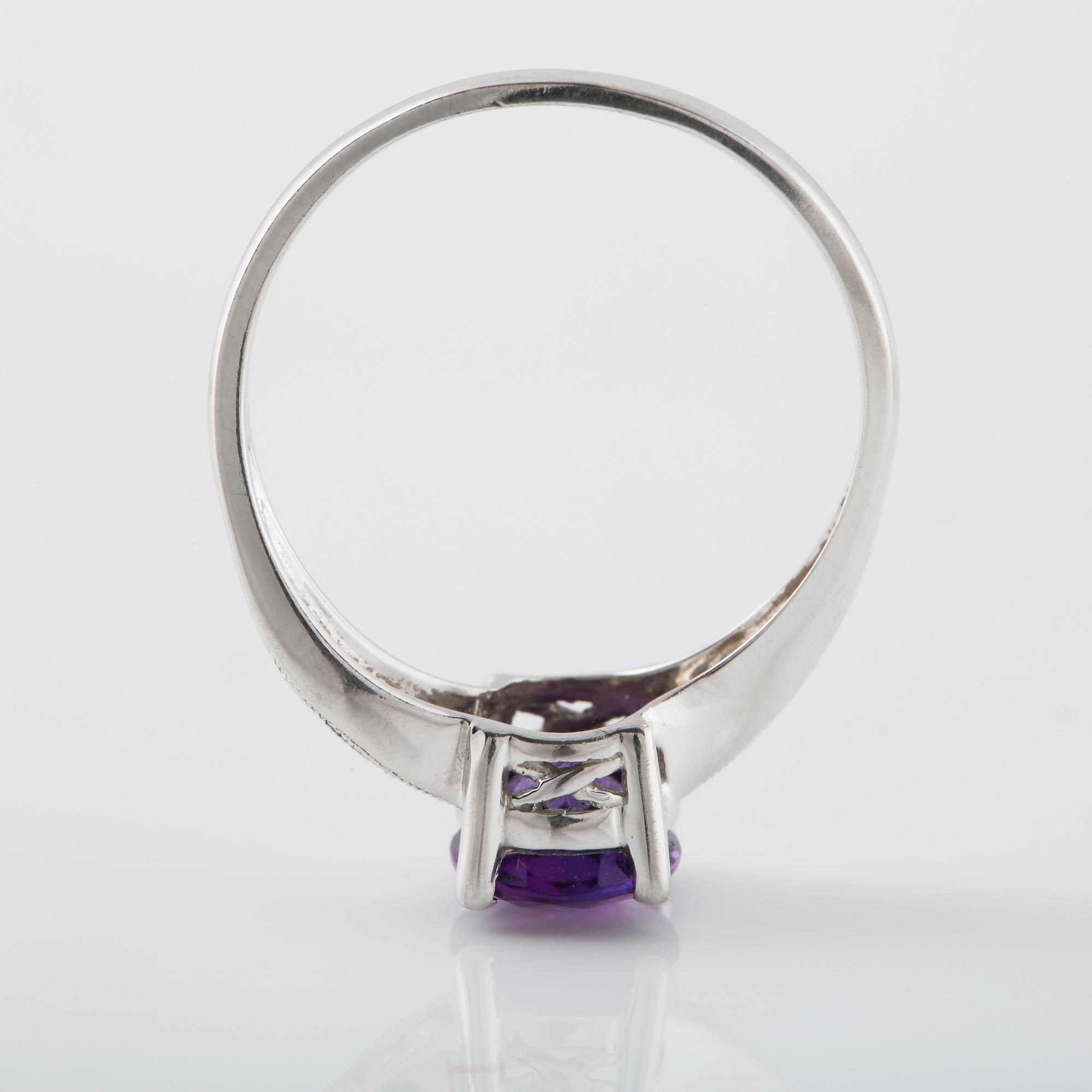 RING, 18K vitguld med 6 briljantslipade diamanter samt ovalsslipad ametist. Vikt 2,8 gram.