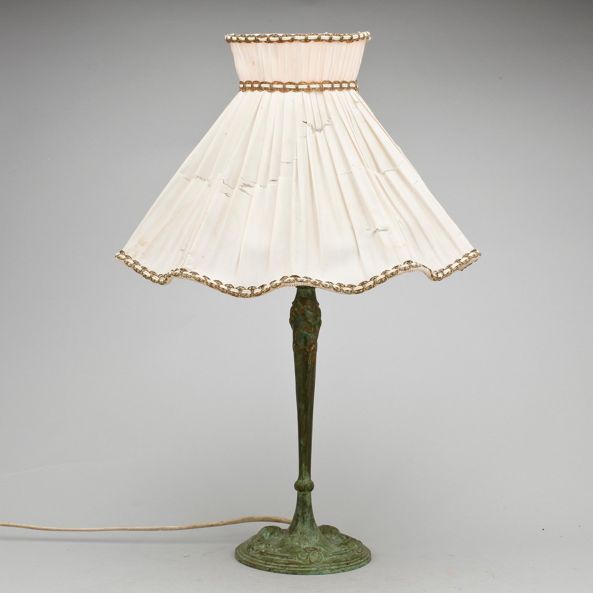 BORDSLAMPA, senjugend, 1900-talets första hälft.