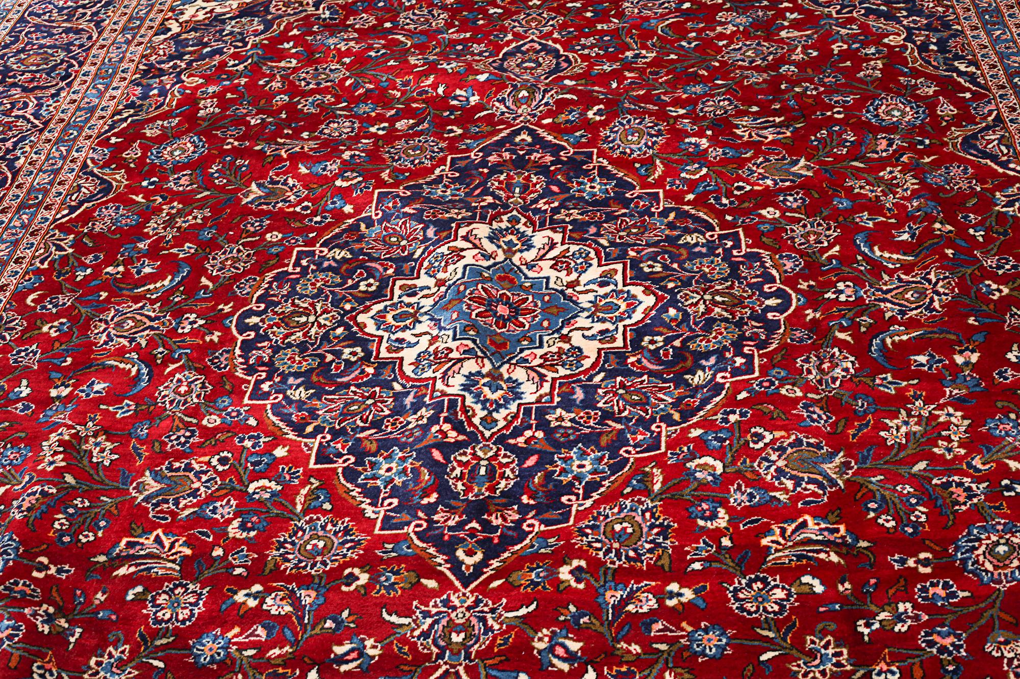 A Keshan rug, ca 420 x 290 cm.