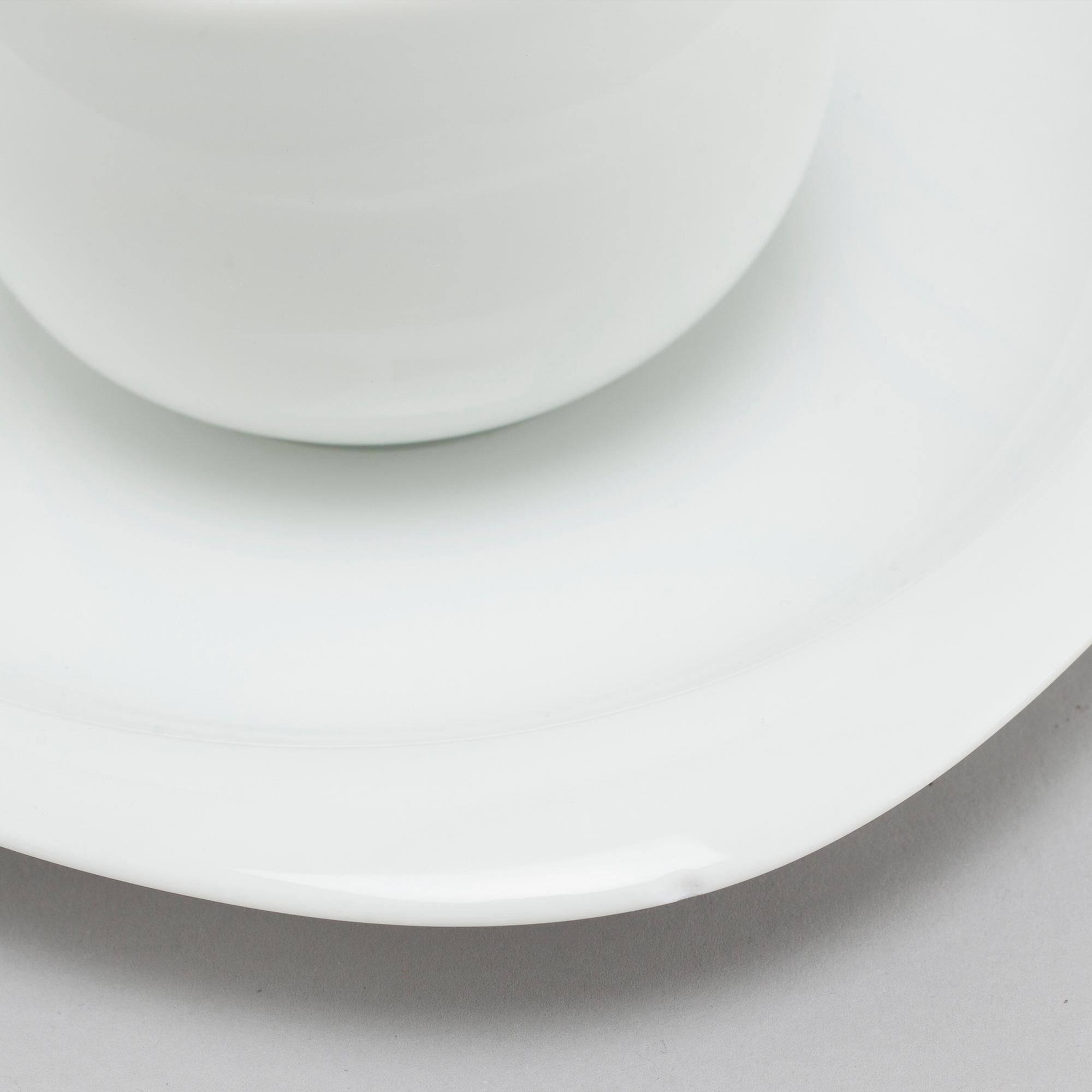 14 pieces of "Suomi" porcelain table ware, designed in 1976 by Timo Sarpaneva for Rosenthal.
