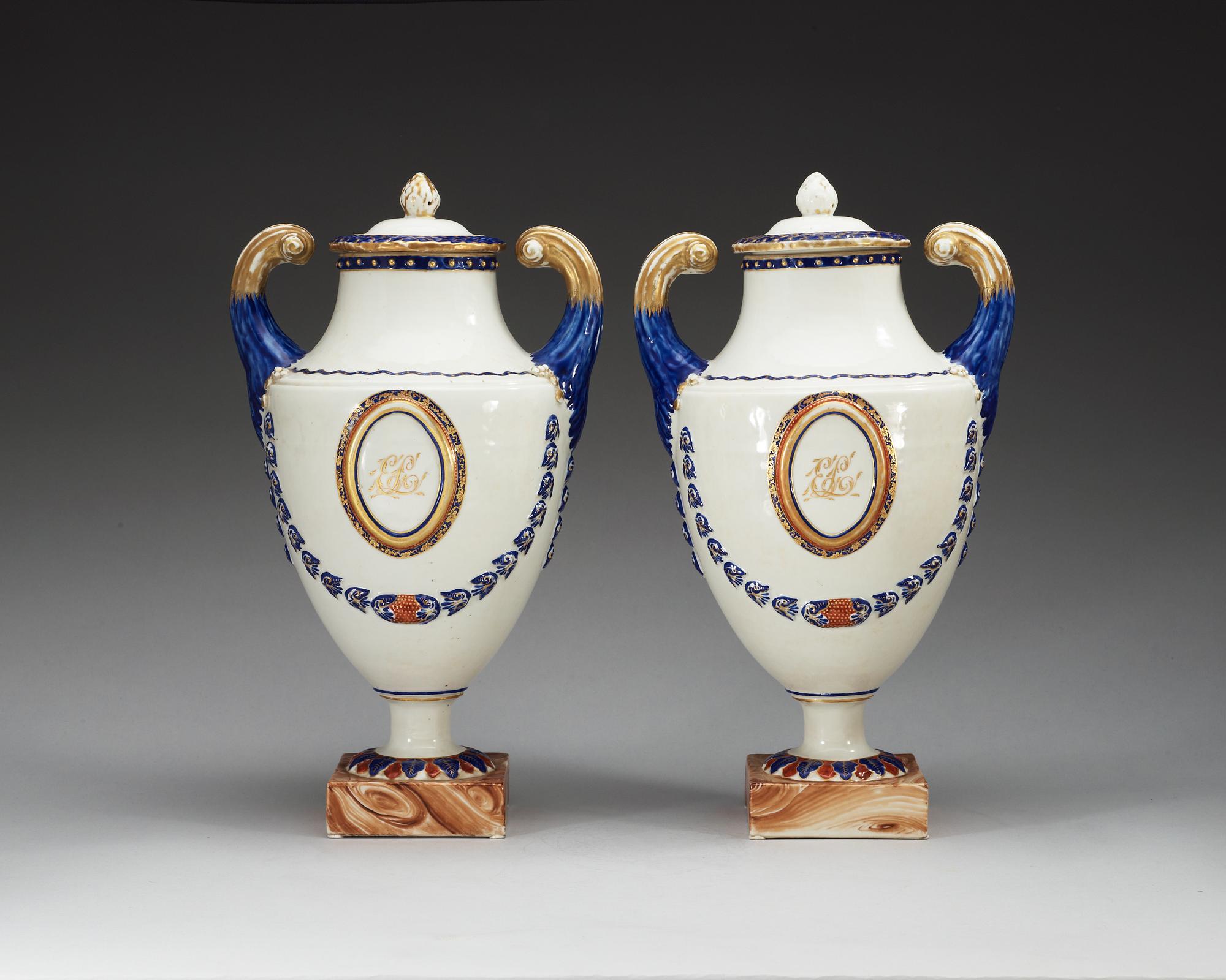 URNOR med LOCK ett par, kompaniporslin. Qianlong (1736-1795).