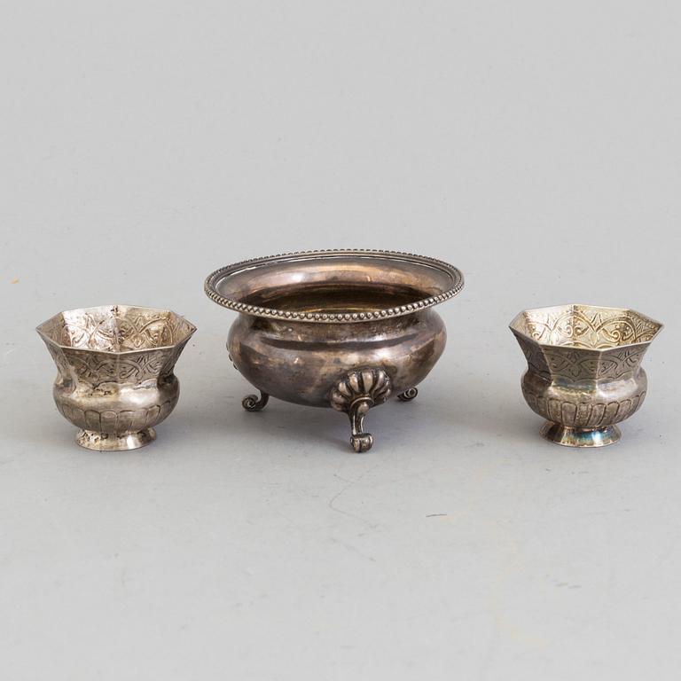 A silver saltcellar and two cups. Russia, 18/19th century.