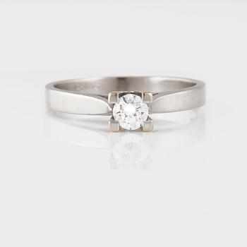 RING, 18K vitguld med briljantslipad diamant 0.32 ct, importstämplad. Vikt 3,6 gram.