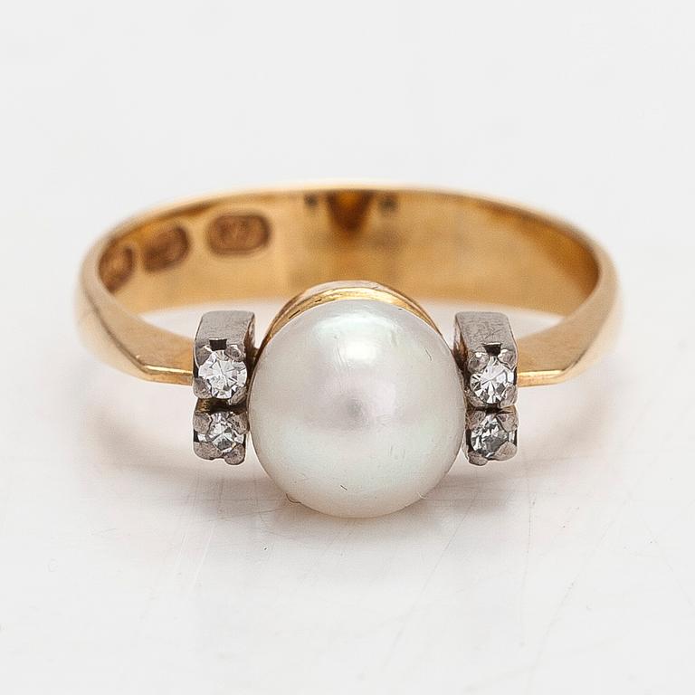 An 18K gold ring with a cultured pearl and diamaonds ca 0.04 ct in total, Helsinki 1966.