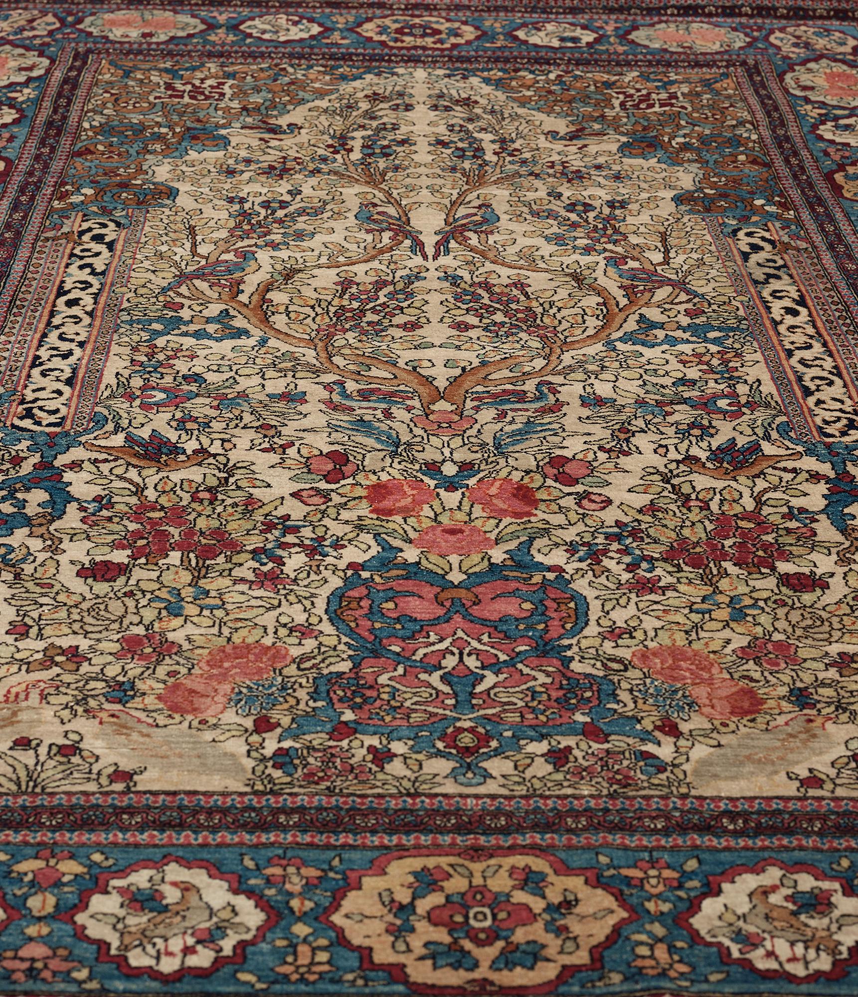 A RUG. An antique Esfahan. 210,5 x 143,5 cm.