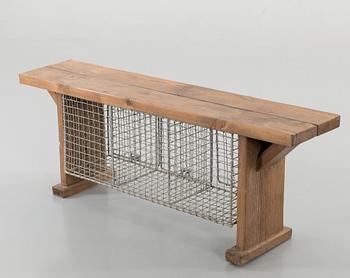 OMKLÄDNINGSBÄNK med förvaring, 1900-talets första hälft.