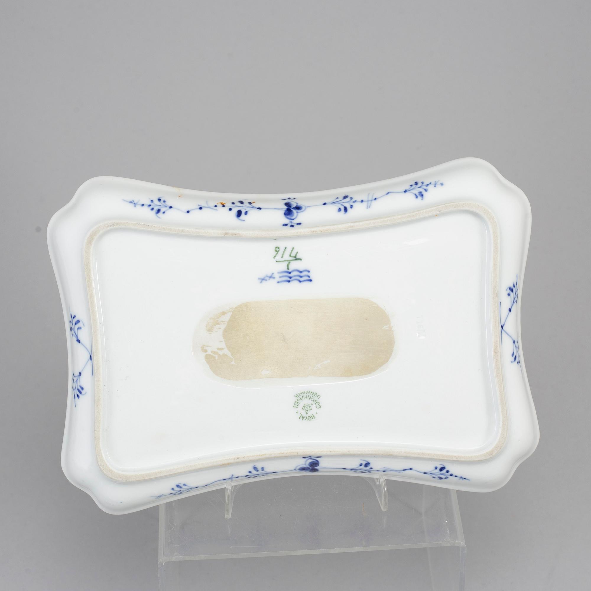 36 pieces of 'Musselmalet' by Royal Copenhagen.