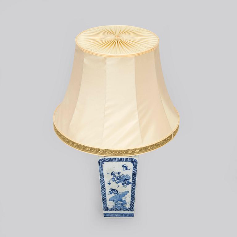 Pöytävalaisin, posliinia, Kiina, myöhäinen Qing-dynastia, 1800/1900-luku.