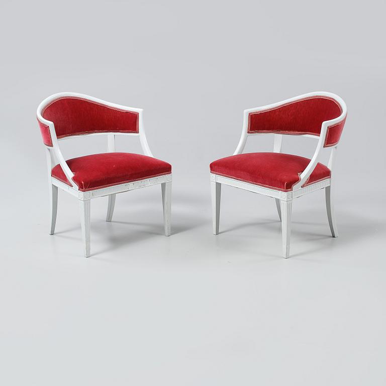 KARMSTOLAR, ett par, s k baljfåtöljer, sengustaviansk stil, 1900-talets mitt.