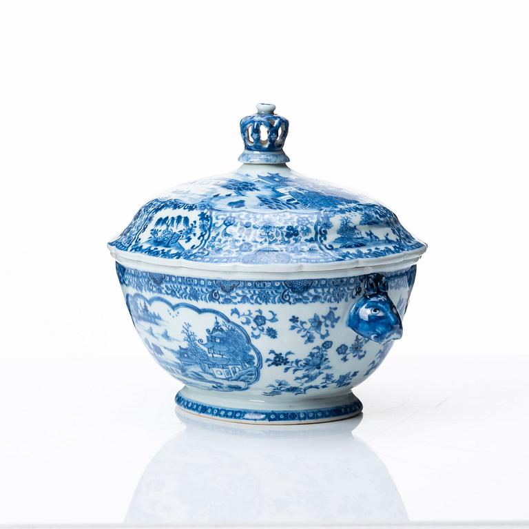 A blue and white tureen with cover, Qing dynasty, Qianlong (1736-95).