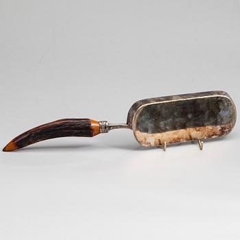 BORDSSKYFFEL, horn och försilvrad metall, 1900-talets början.