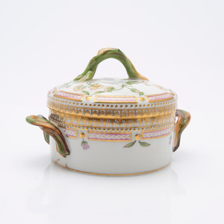 Royal Copenhagen, Sugar bowl with lid, porcelain. "Flora Danica", Royal Copenhagen, Denmark, 20th century.