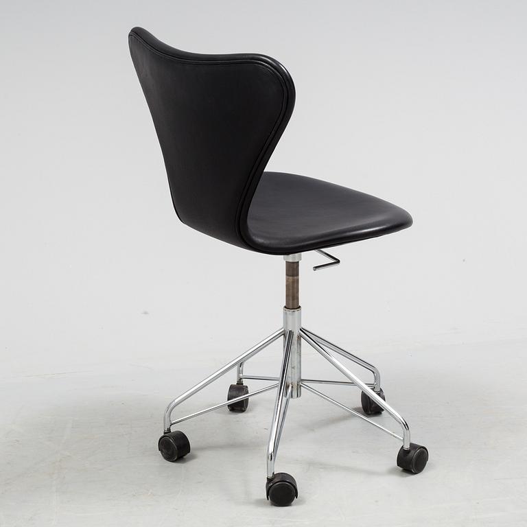 ARNE JACOBSEN, "Sjuan". Modell 3117.  Fritz Hansen, Danmark. 1900-talets andra hälft.