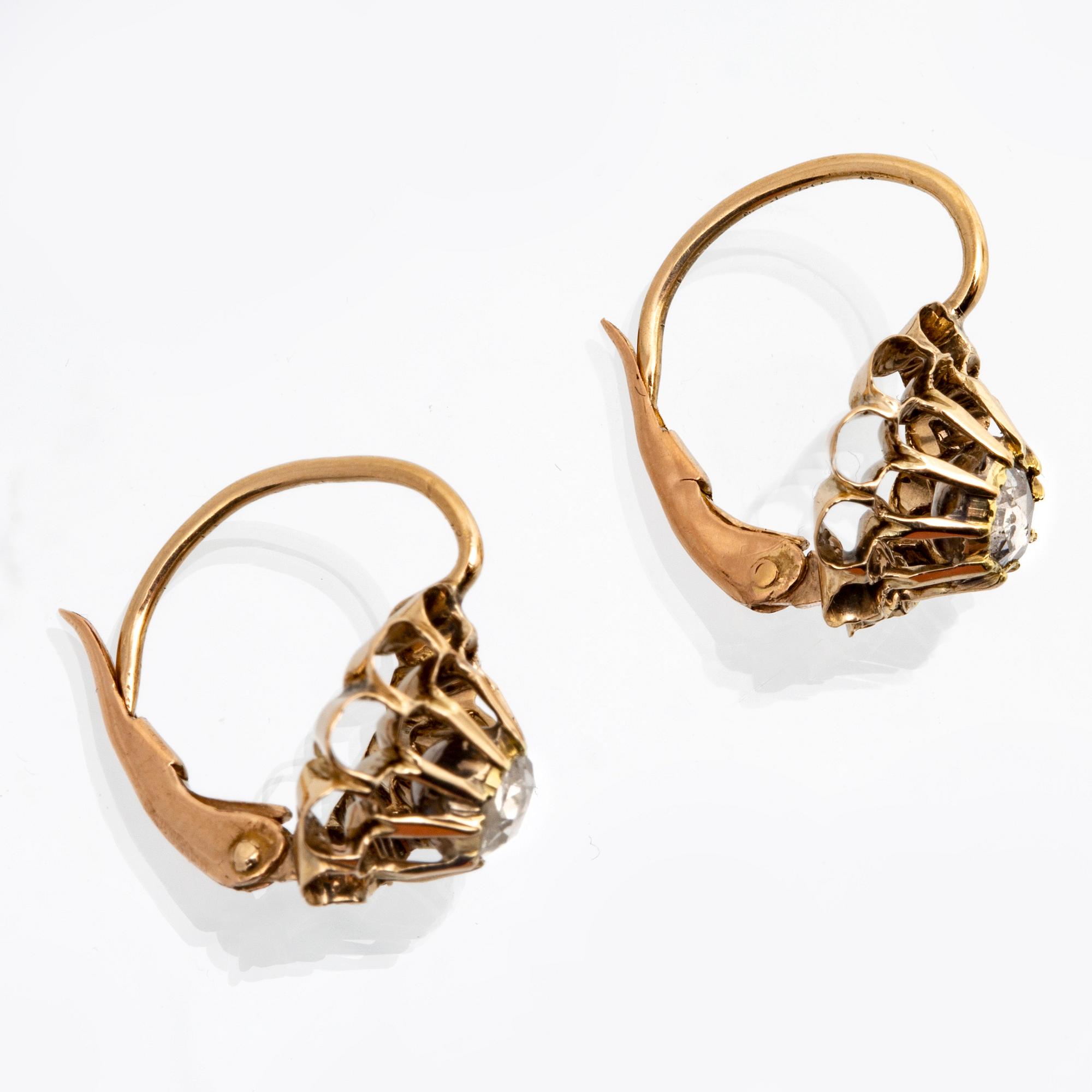 Earrings 14K gold 2 rose-cut Diamonds approx 0,15 ct in total, height approx 15 mm, hook fitting.