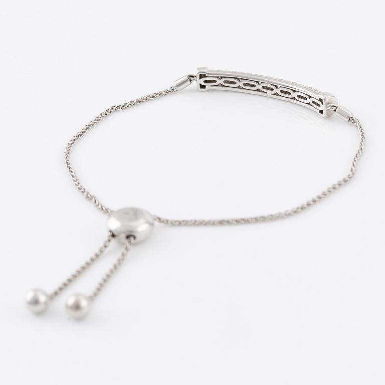 Bracelet, 14K white gold with brilliant-cut diamonds.