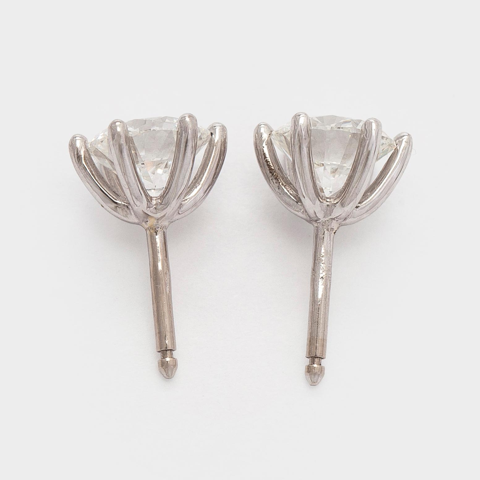 Bucherer, a pair of 18K white gold earrings with brilliant-cut diamond. SJL-certificate.