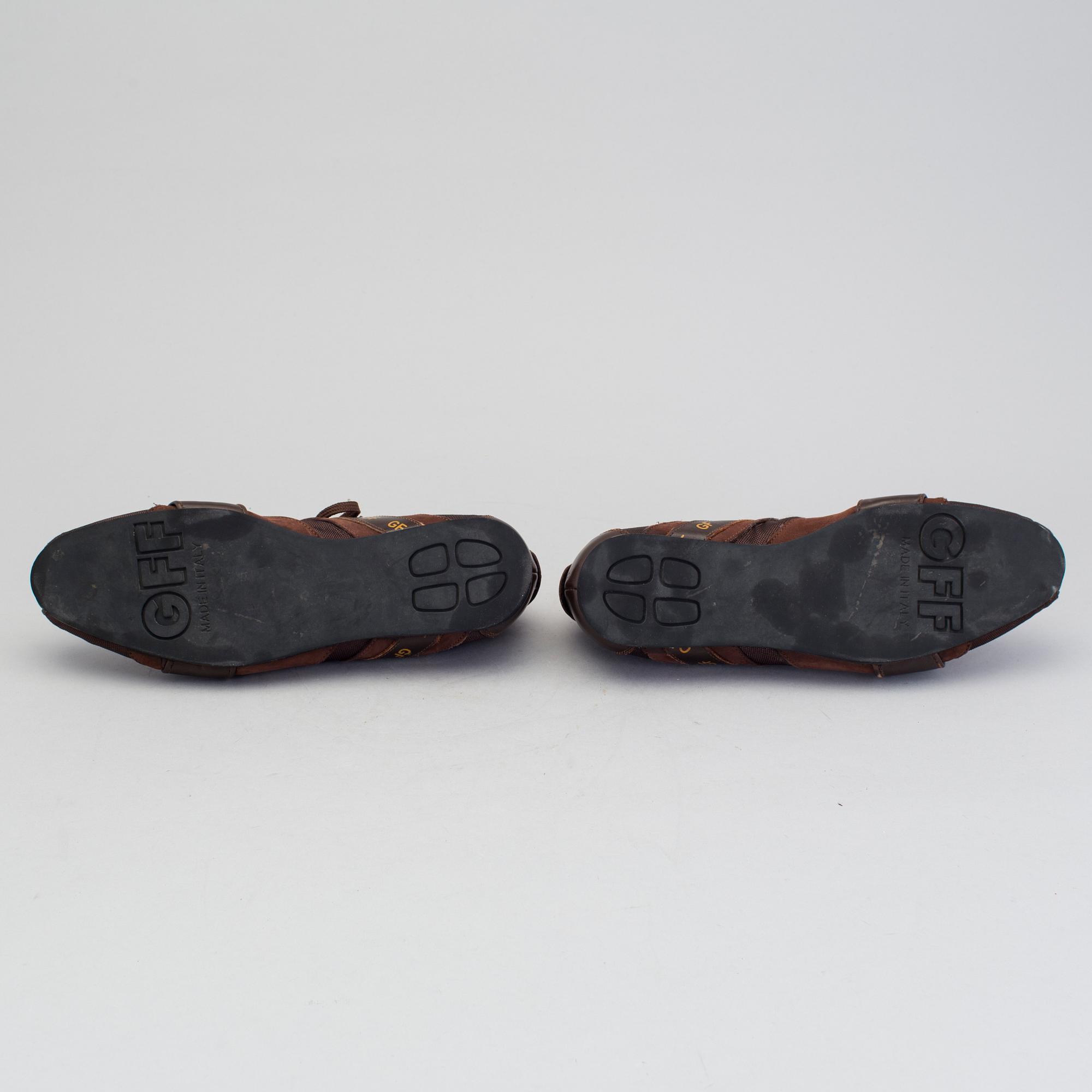 a pair of sneakers by Gianfranco Ferre. - Bukowskis