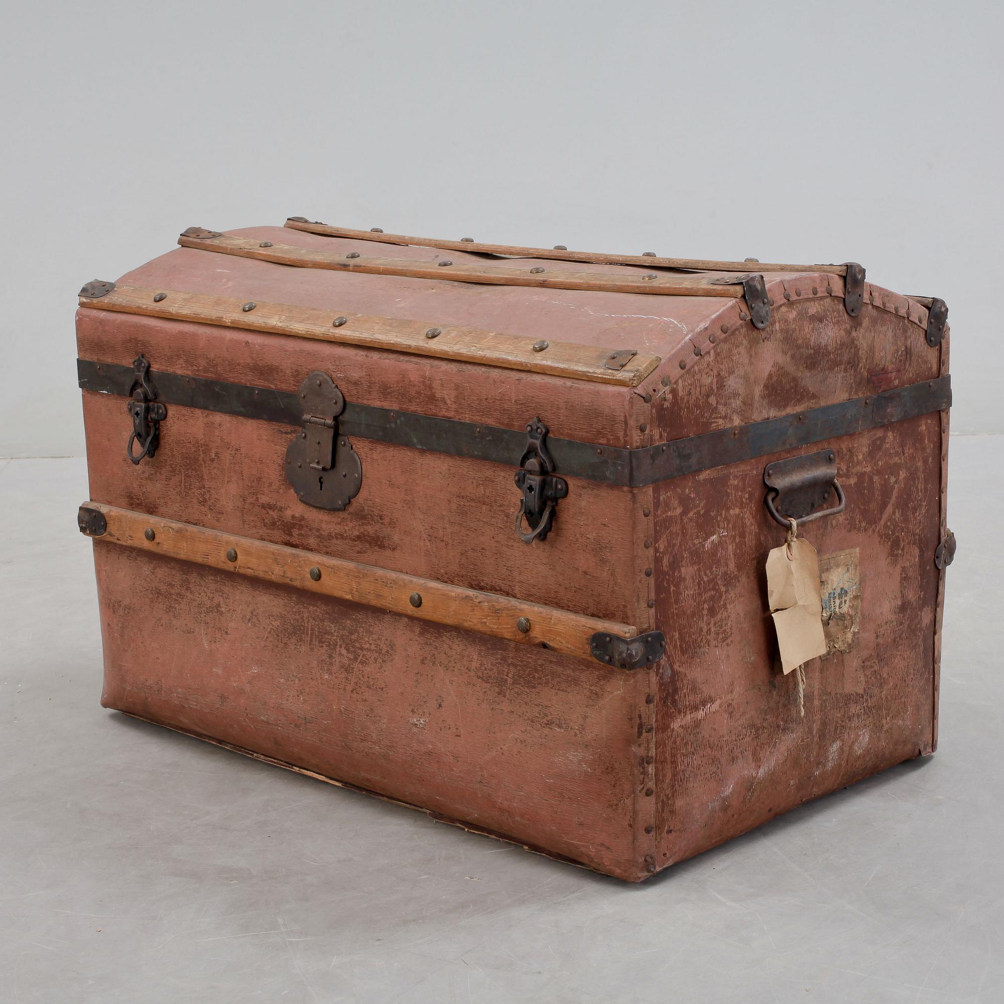 KOFFERT, läder samt trä, 1900-talets första hälft.