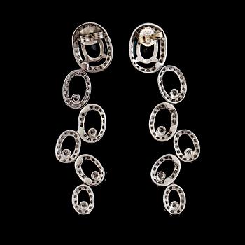ÖRHÄNGEN, 1 par, 14K vitguld, briljantslipade diamanter tot ca 2.00 ct. Vikt ca 8 g.