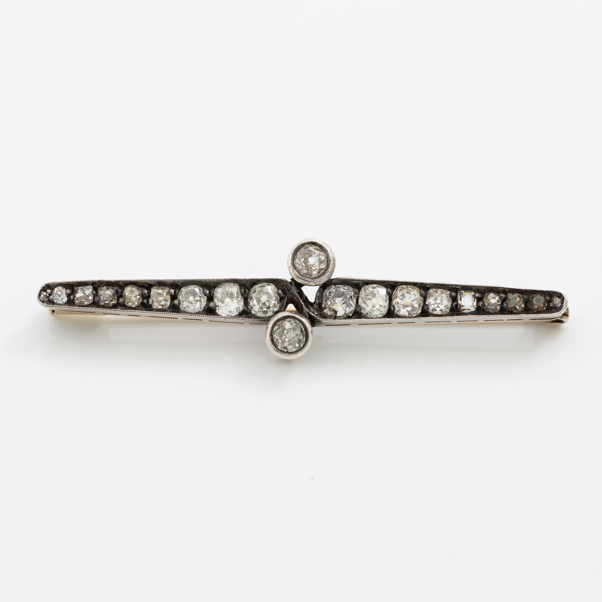 Brooch 14K gold and set with old-cut diamonds in various shapes.