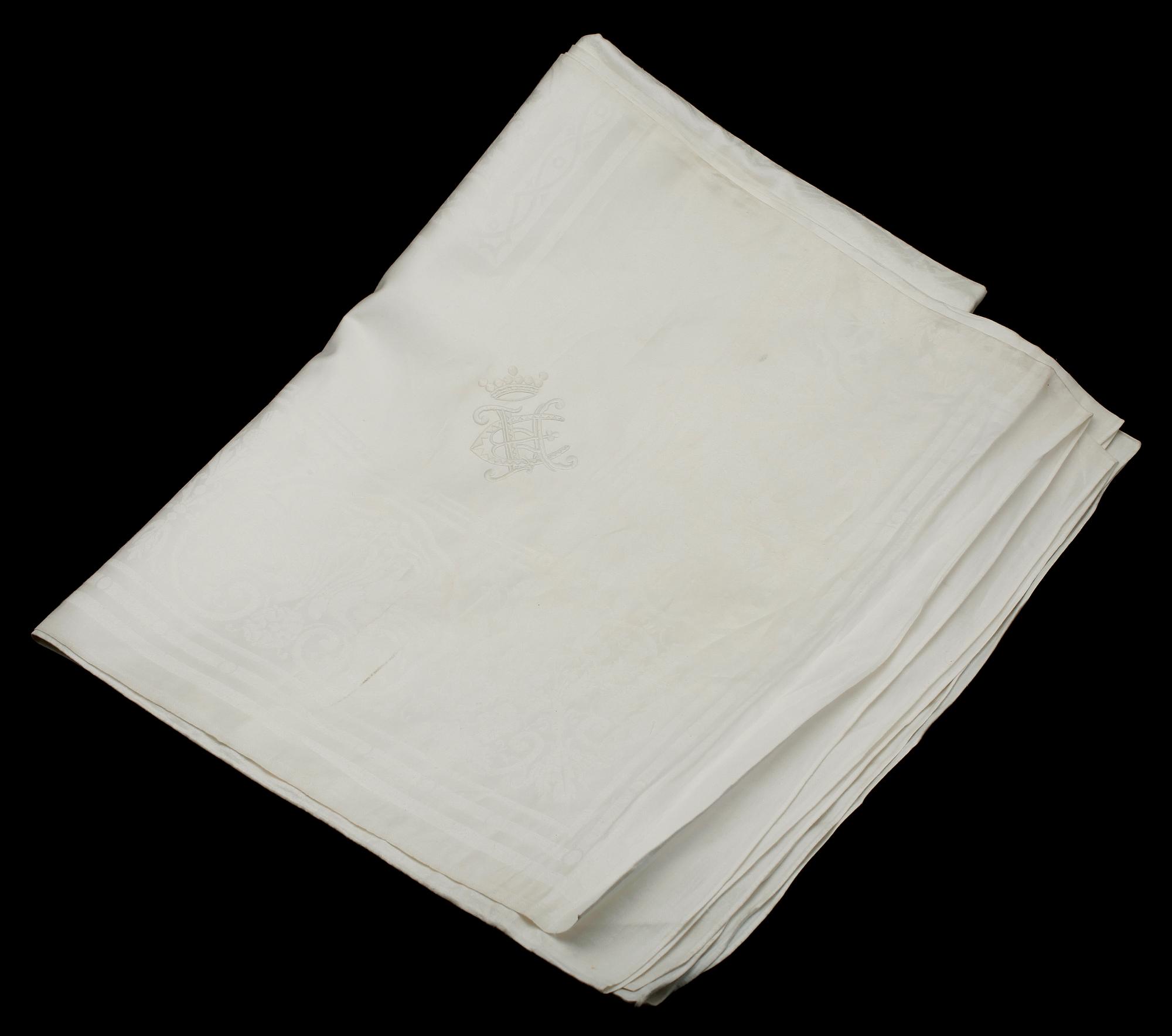 BORDSDUK, damast, 1800-tal, med broderad vapendekor : von Essen samt Uggla.