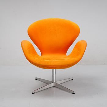 Arne Jacobsen, fåtölj, "Svanen", Fritz Hansen, Danmark, daterad 2005.