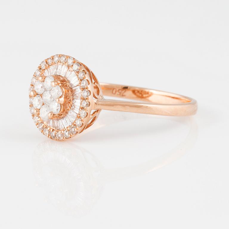 RING, 18K roséguld med baguette och briljantslipade diamanter ca 0.45 ct Vikt 2,1 gram.