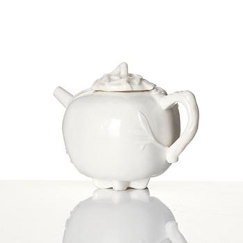 A blanc de chine tea pot with cover, Qing dynasty, Kangxi (1662-1722).