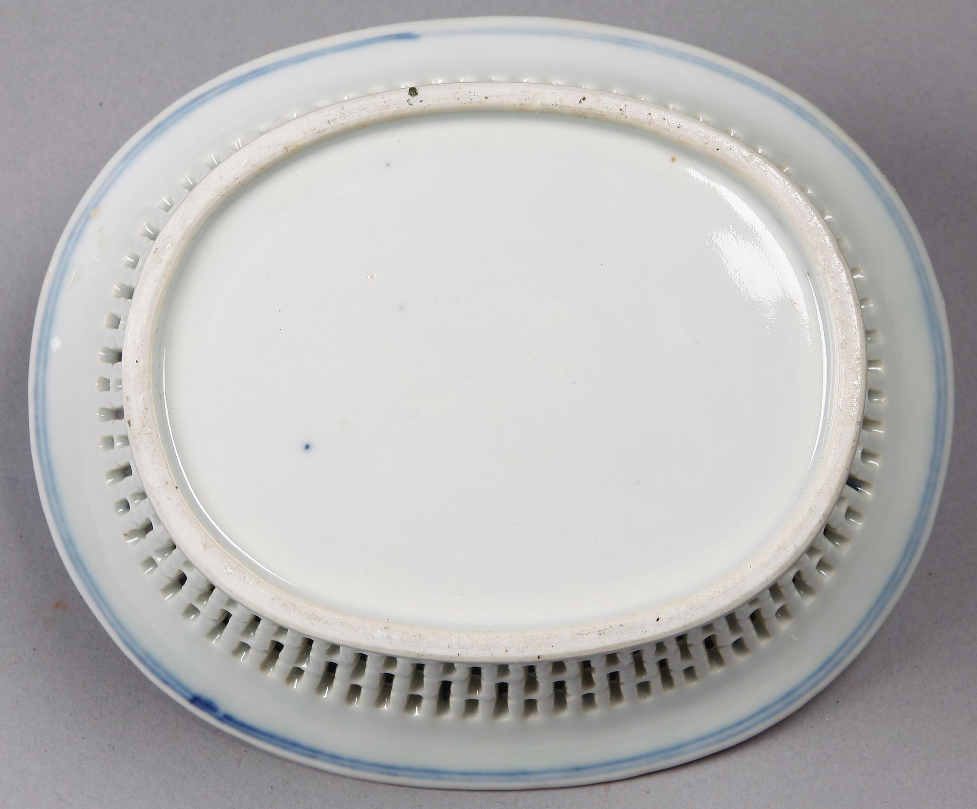 GALLERSKÅL MED FAT, porslin, Kina. 1800-tal.