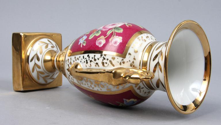 LOCKURNA samt VAS, porslin, Limoges, 1900-tal.