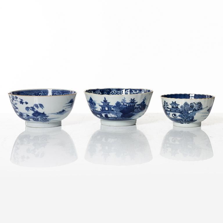 A set of five Chinese export porcelain bowls, Qing dynasty, Qianlong (1736-95).