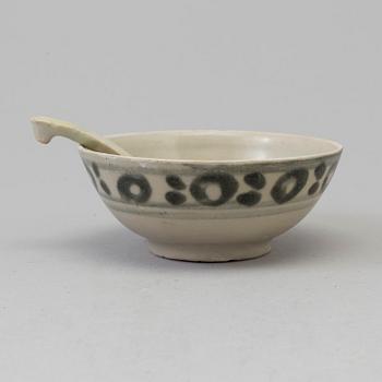 A blue and white bowl and ladle, Teksing Cargo, early 19th Centuyr.