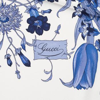 Gucci, a 'Flora' twill silk scarf.