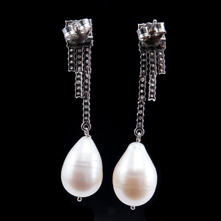 A PAIR OF EARRINGS, 98 brilliant cut diamonds 1.08 ct. Drop shaped cultivated pearl 11 mm.