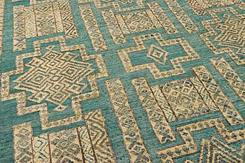 Matta, orientalisk med mönster i relief, ca. 308 x 203 cm.